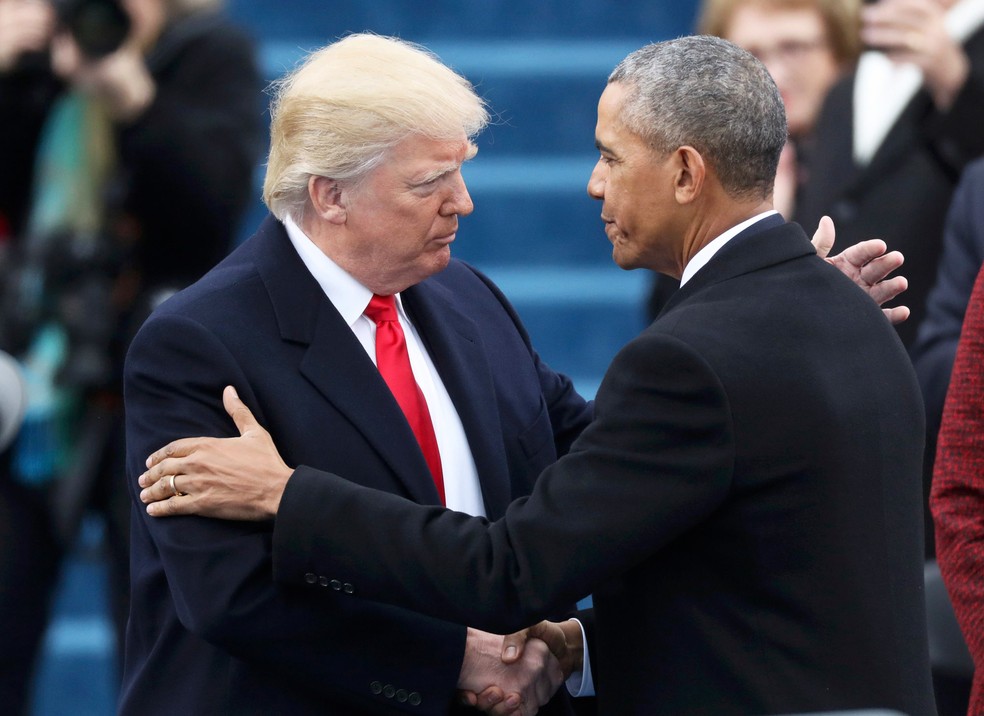 O presidente Barack Obama cumprimenta o presidente eleito Donald Trump durante a cerimônia de juramento e posse no Capitólio, em Washington — Foto: Carlos Barria/Reuters