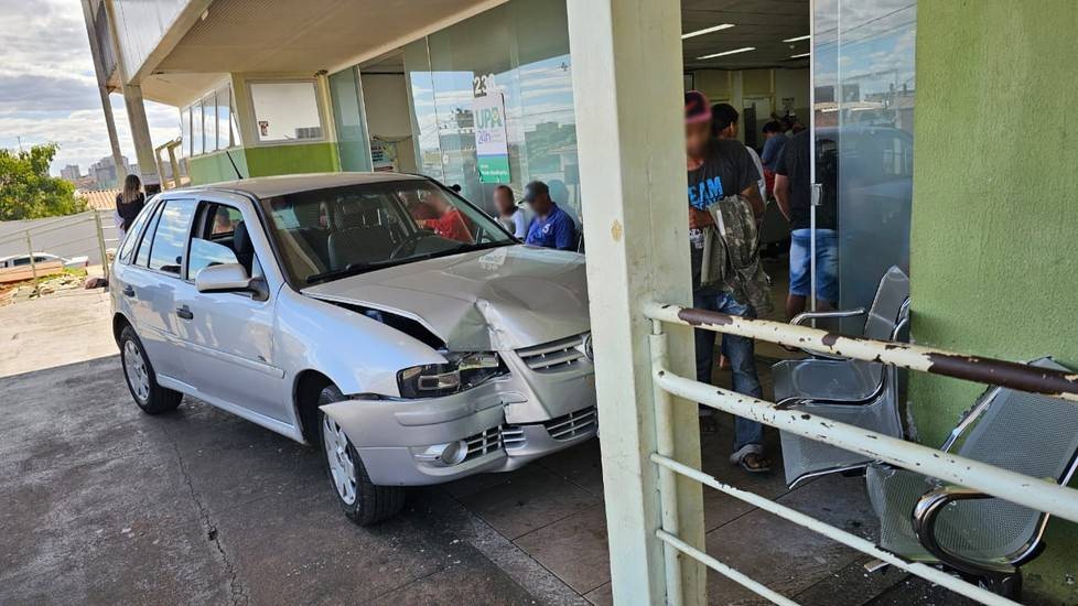 Carro desgovernado invade pronto socorro e arremessa paciente que aguardava atendimento em MG