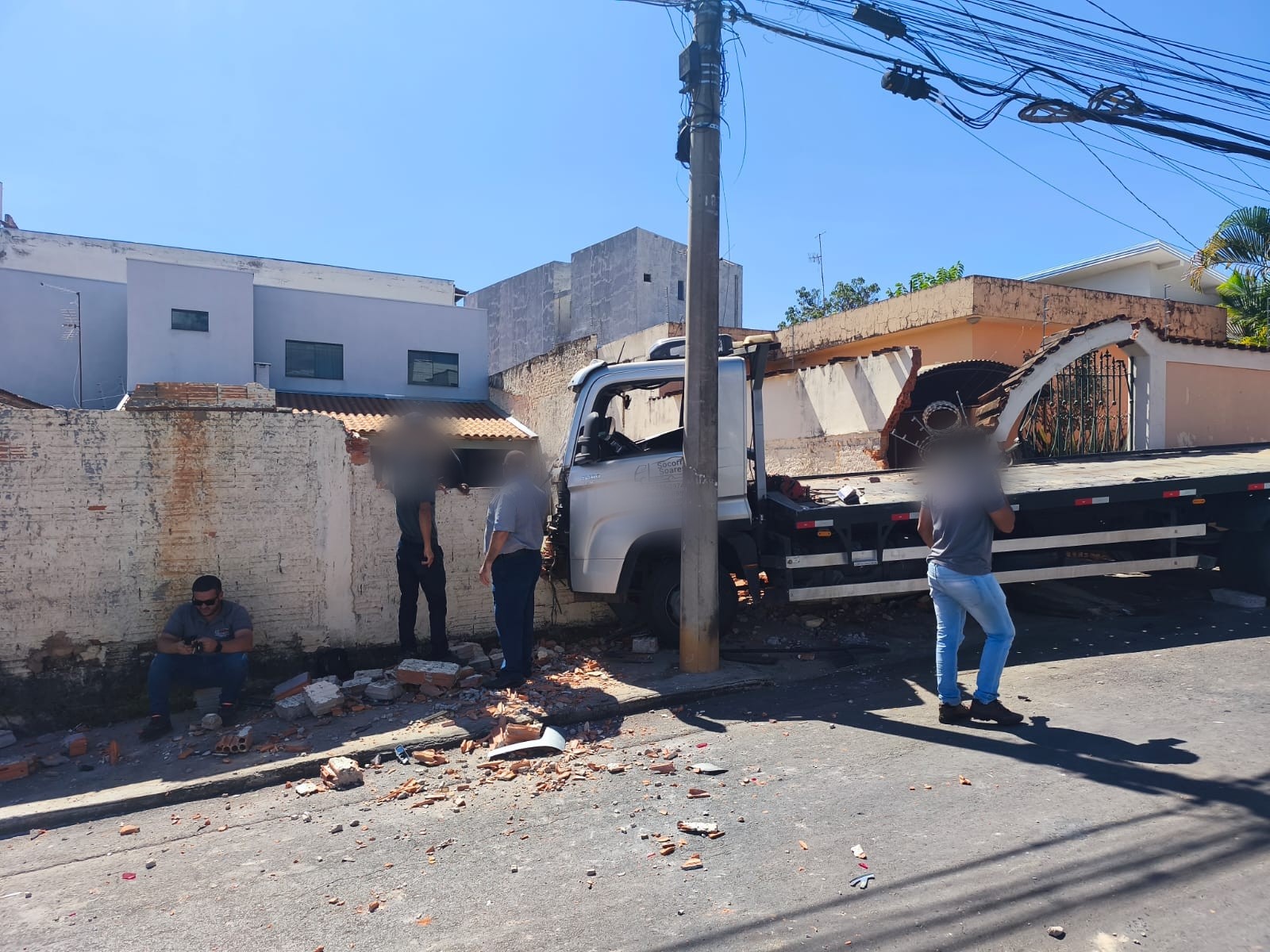 Motorista sofre mal súbito e caminhão atinge veículos e muro no Centro de Montes Claros