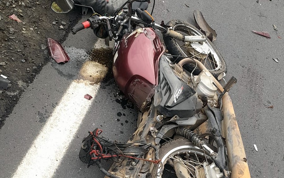 Motociclista morre após bater em carreta na MG-350, entre Delfim Moreira e Itajubá (MG) — Foto: Polícia Militar Rodoviária/Divulgação