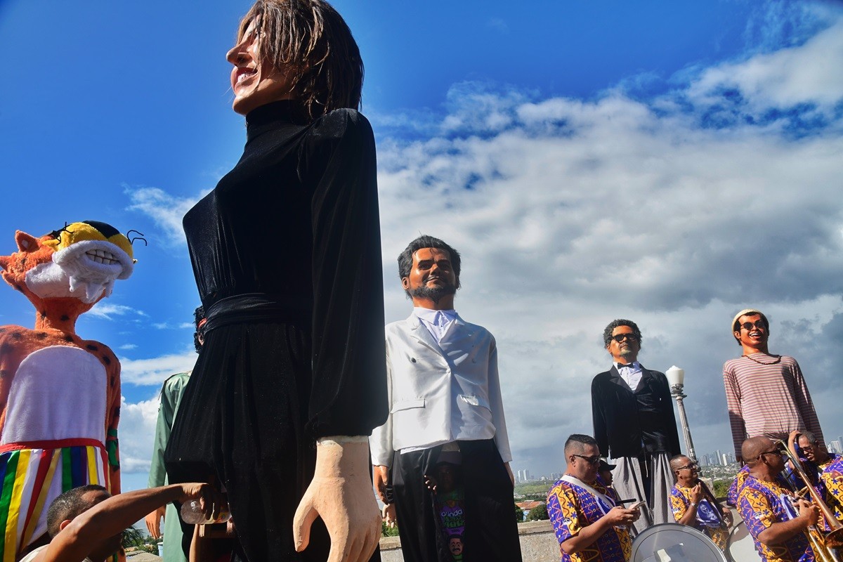 Desfile dos Bonecos Gigantes coloca Wagner Moura, Kleber Mendonça Filho, Lady Gaga e Bruno Mars para frevar em Olinda; VÍDEO