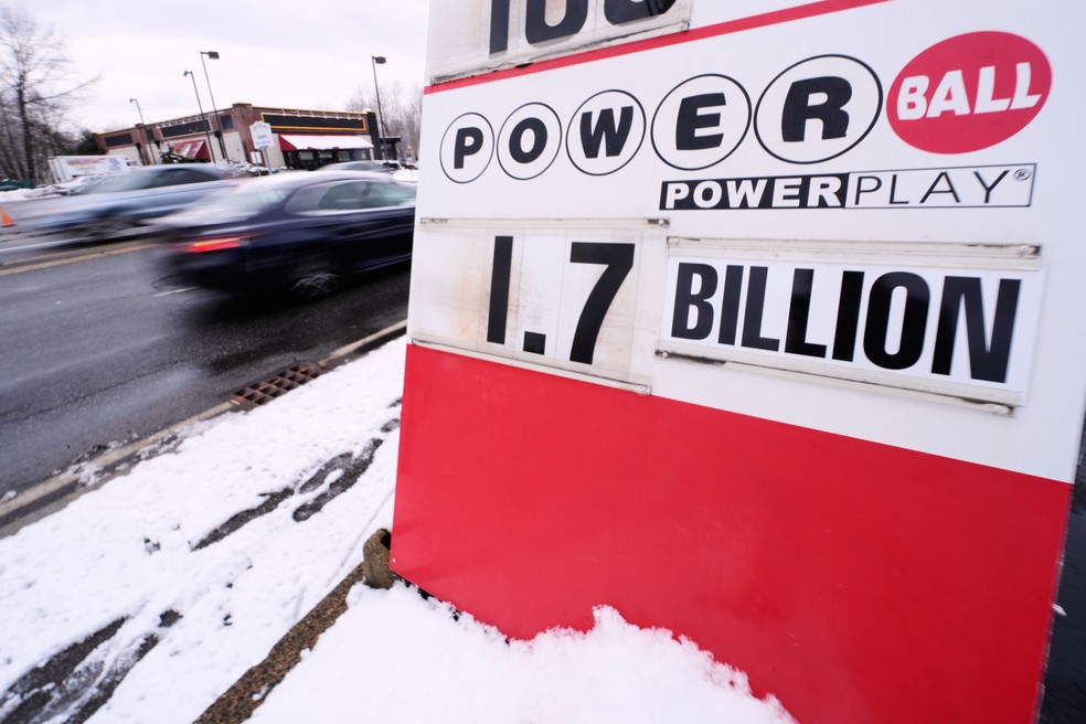 A loteria Powerball, dos Estados Unidos, sorteou na véspera de Natal uma das maiores premiações da história. — Foto: AP Photo/Charles Krupa
