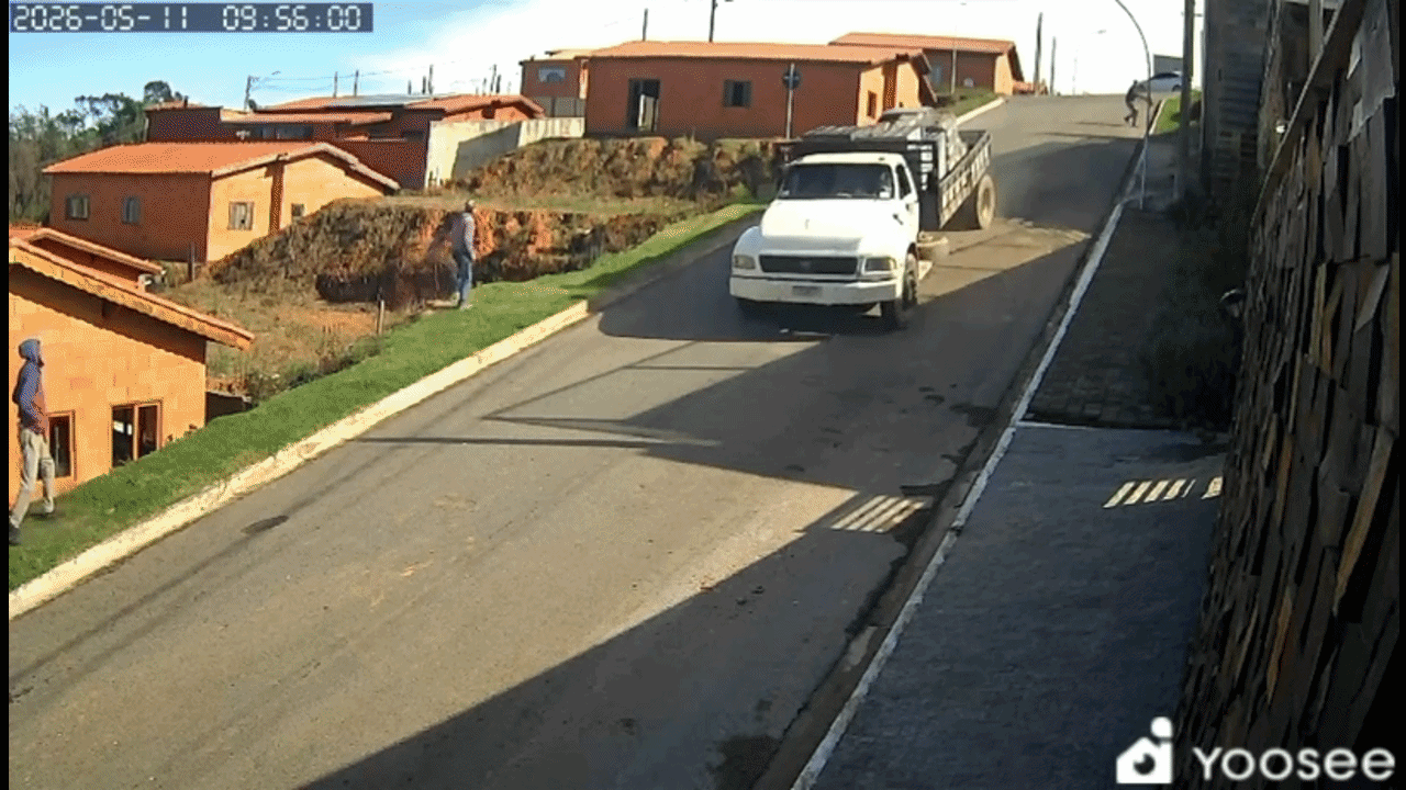 VÍDEO: caminhão carregado com materiais de construção tomba após derrapar em ladeira no interior de SP 
