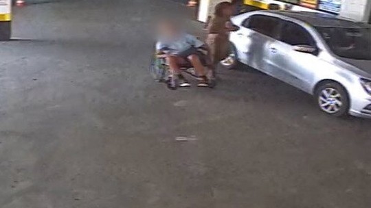 VÍDEO: já imóvel, idoso é retirado de carro antes de ser levado a banco - Foto: (Reprodução)