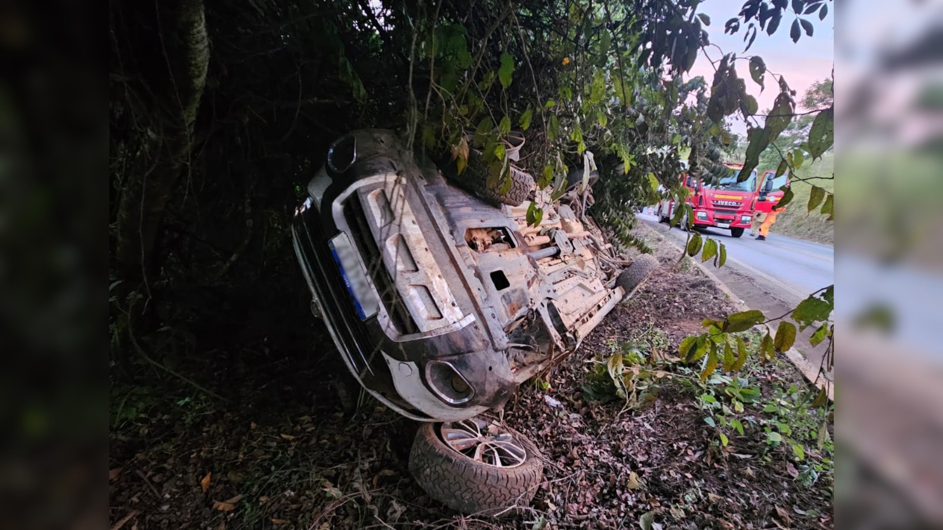 Adolescente morre em capotamento na MG-164, em Itapecerica