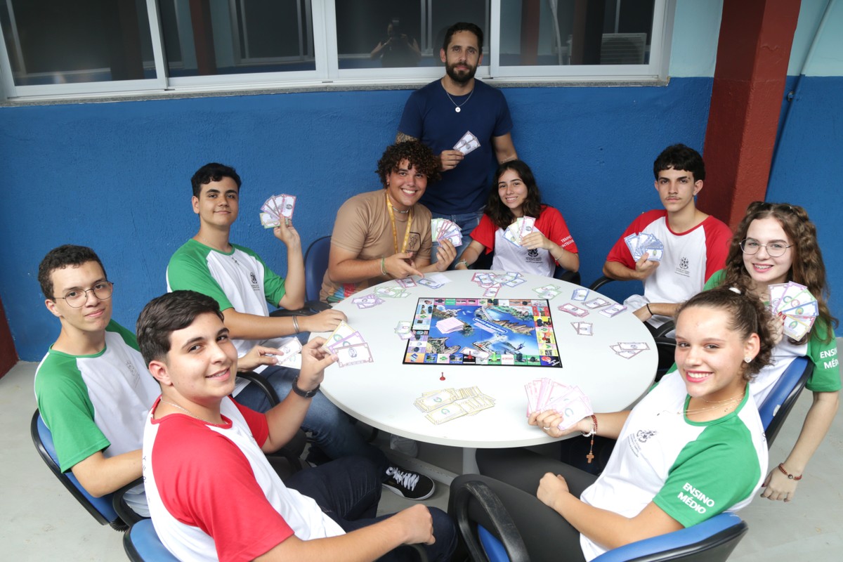 Professor é finalista de Olimpíada de Matemática após criar versão de famoso jogo de tabuleiro com referências do ES