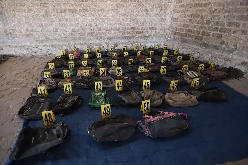 A Procuradoria Geral de Jalisco informou que há aproximadamente 400 itens pessoais, incluindo roupas, calçados e mochilas — Foto: GBJ via BBC
