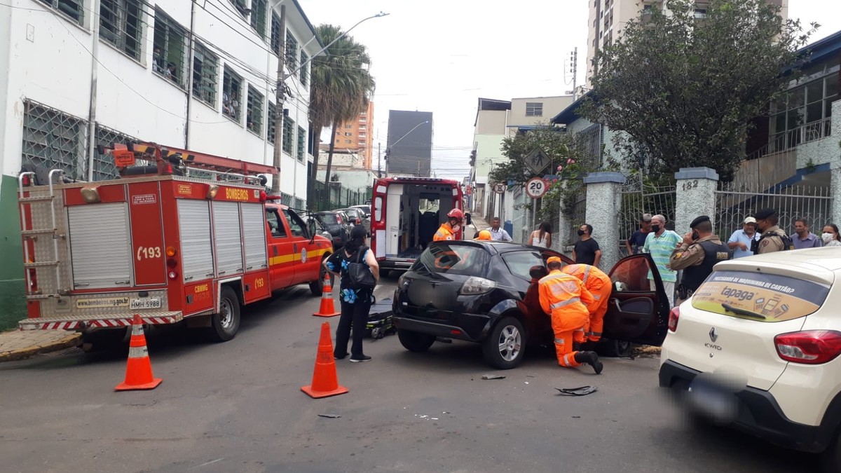 Mulher Fica Ferida Após Batida Entre Dois Carros Em Cruzamento De Alfenas Mg Sul De Minas G1 7673