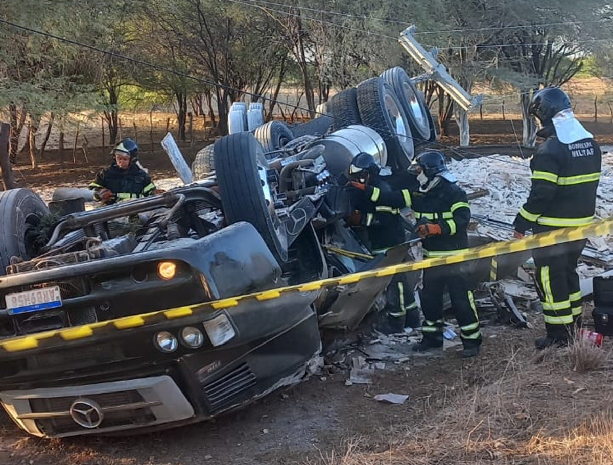 Caminhoneiro morre após carreta carregada de gesso tombar na RN-288