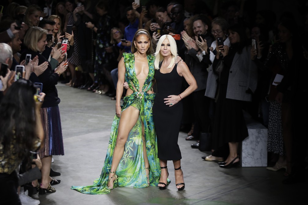Jennifer lopez new arrivals desfile versace