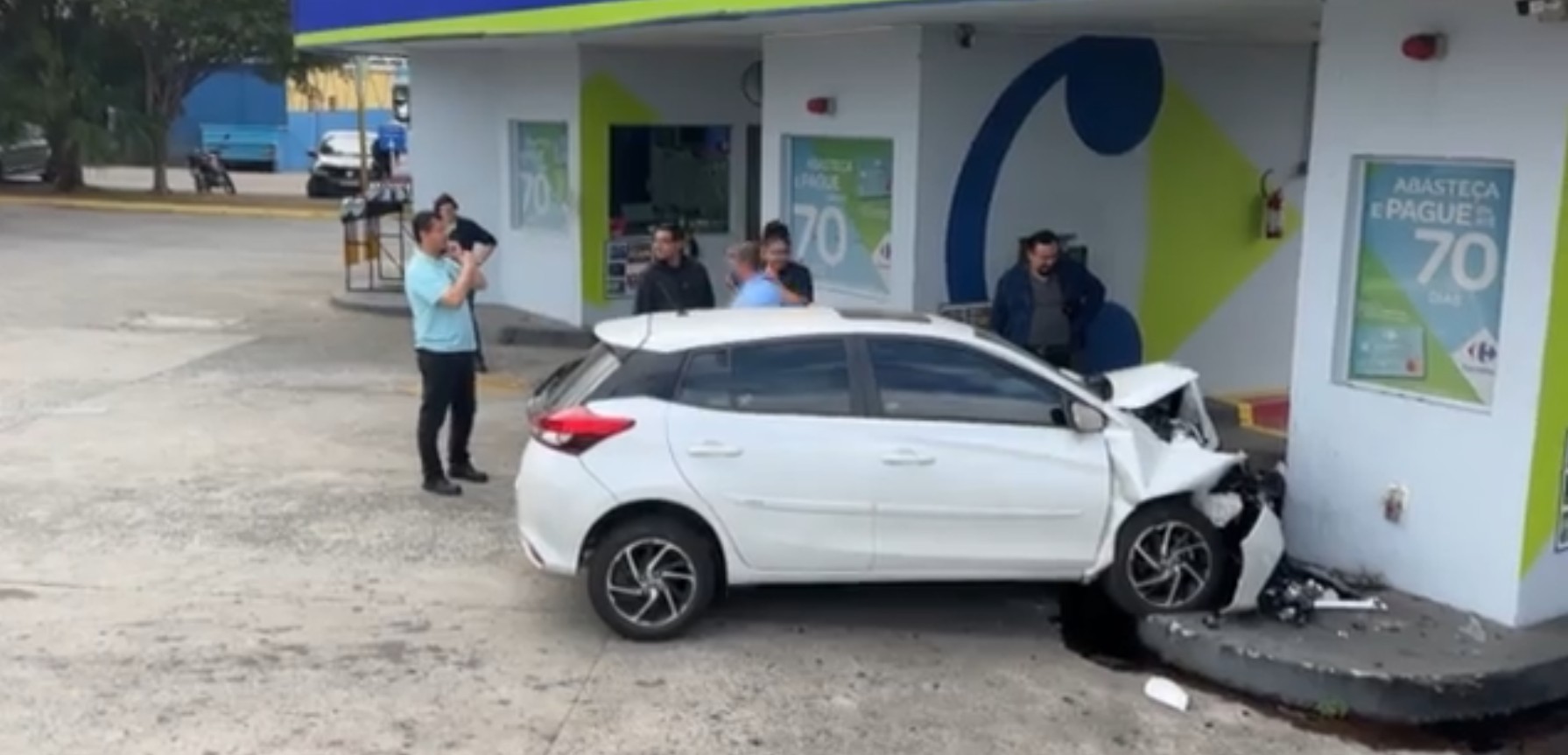 Carro desgovernado invade estacionamento de supermercado e bate em veículos em São José dos Campos