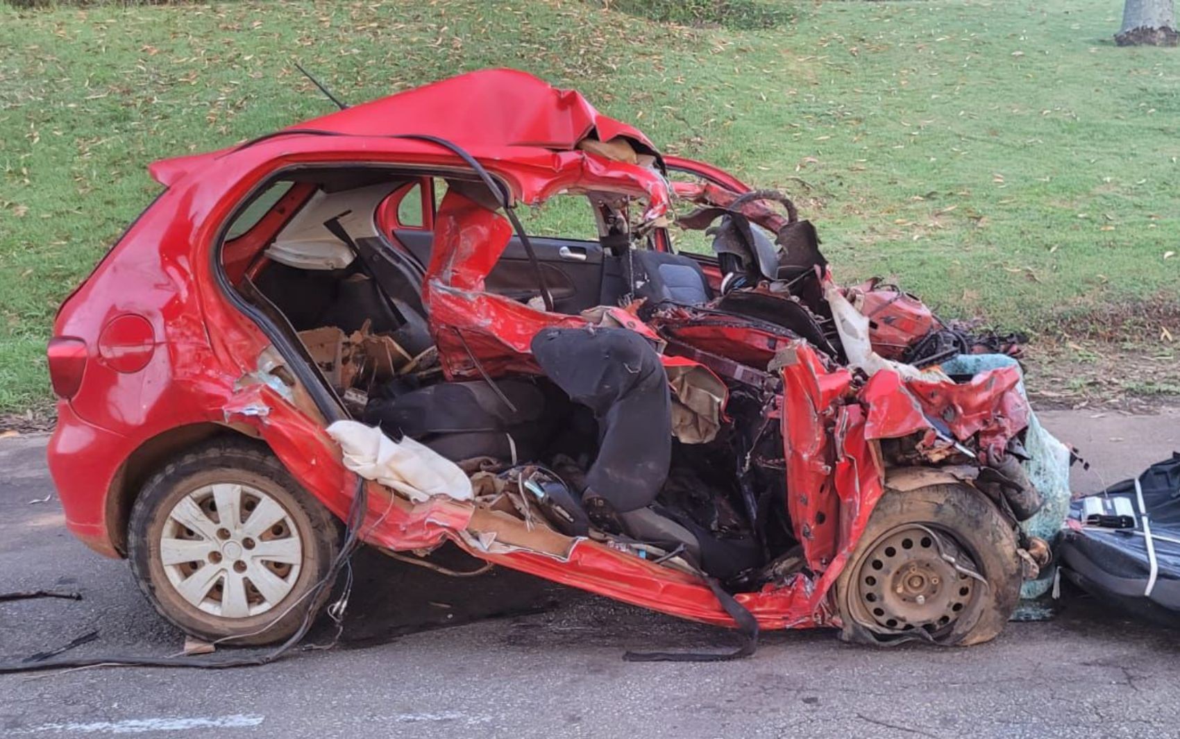 Carro em que cinco vítimas de acidente estavam invadiu a contramão e bateu em carreta, diz PRF