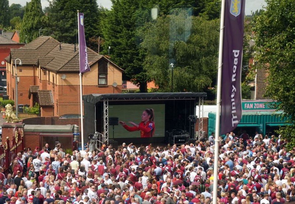 Torcedores assistem à transmissão da final da Copa do Mundo Feminina em Birmingham, no Reino Unido — Foto: PA