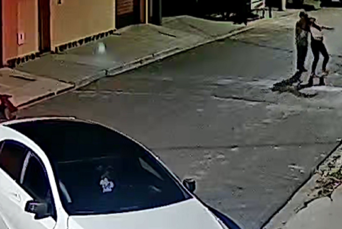 Homem é preso após matar companheira a facadas na rua em Agudos; câmera flagra crime
