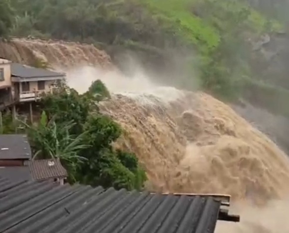 Cachoeira do Bela Vista, em Petrópolis, durante temporal na manhã desta quarta-feira (17) — Foto: Reprodução