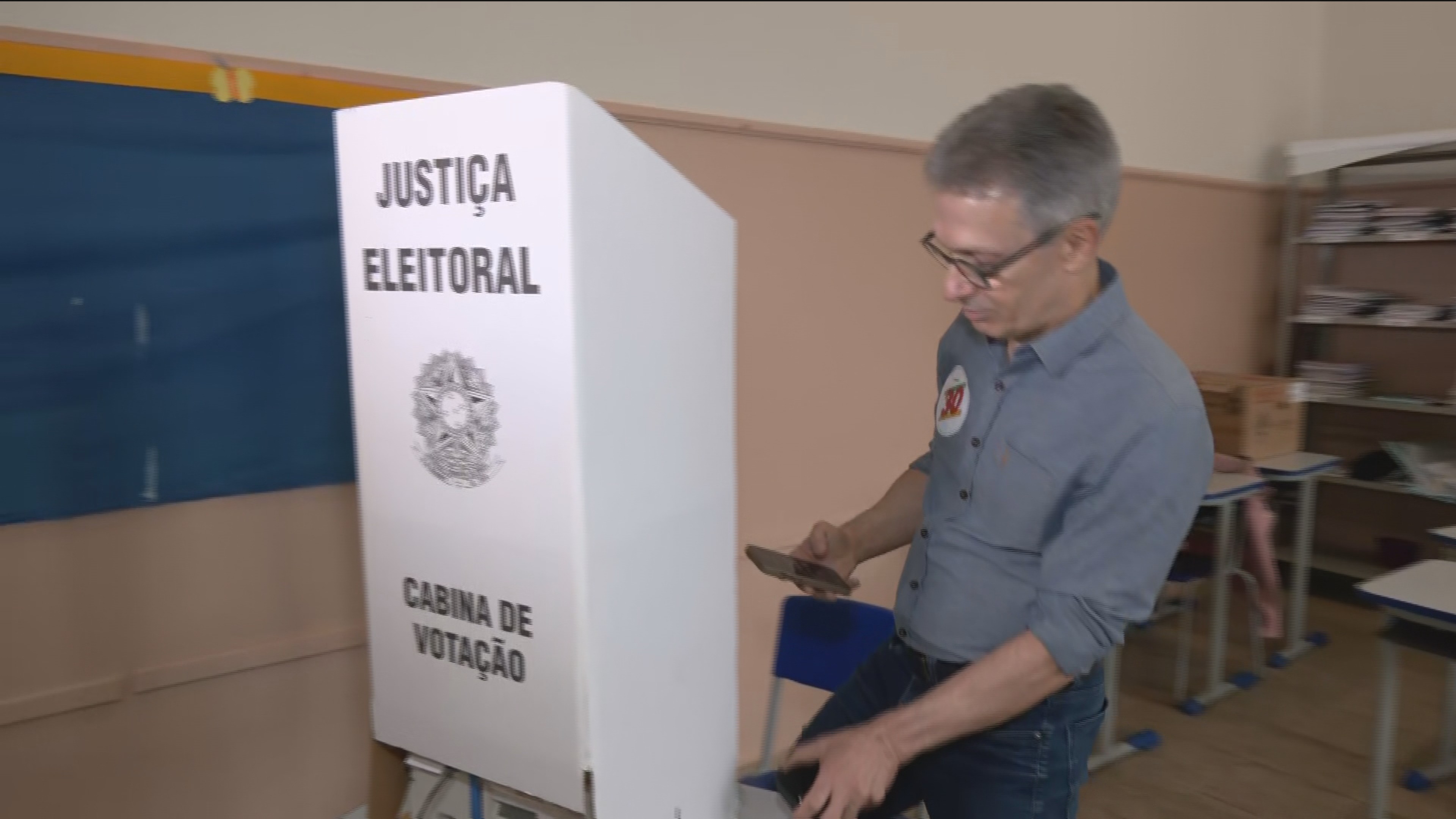 Zema levou dois celulares para cabine de votação e deverá pagar por irregularidade, aponta MPE
