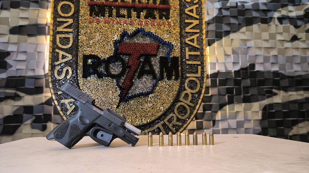 Pistola 9mm apreendida pela Polícia Militar de Minas Gerais. — Foto: Polícia Militar/Divulgação
