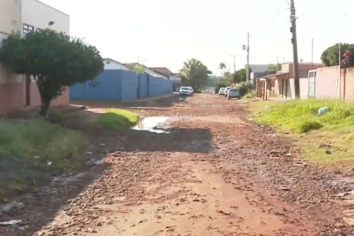 Buracos, lama e poeira: moradores de Campo Grande cobram asfalto após décadas de espera
