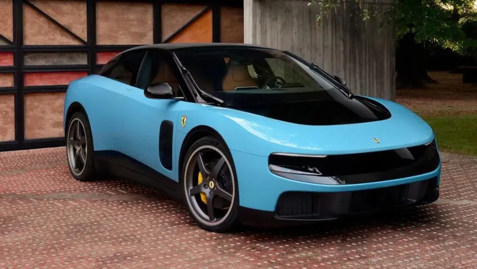 Espera-se que a Ferrari Luce, que é completamente elétrica, esteja disponível ainda este ano — Foto: Ferrari