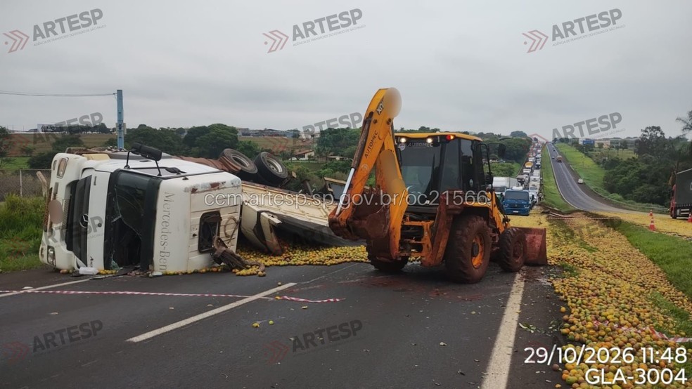 Caminhão de laranjas tomba e interdita trecho da rodovia SP-225, em ...