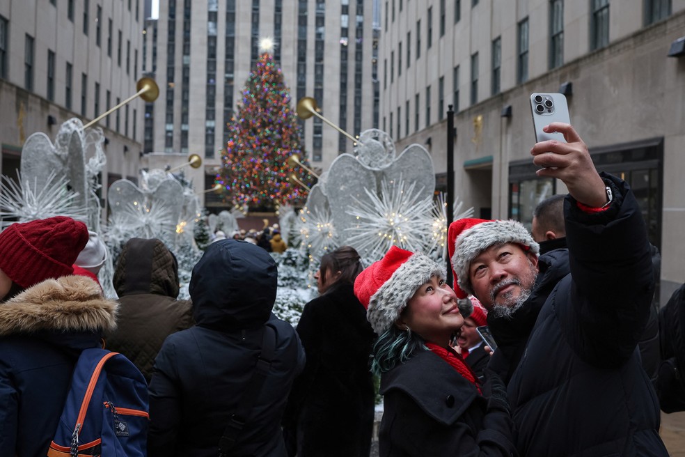 Público tira votos da famosa árvore de Natal do Rockfeller Center, em Nova York, nesta terça-feira (24) — Foto: Marko Djurica/Reuters