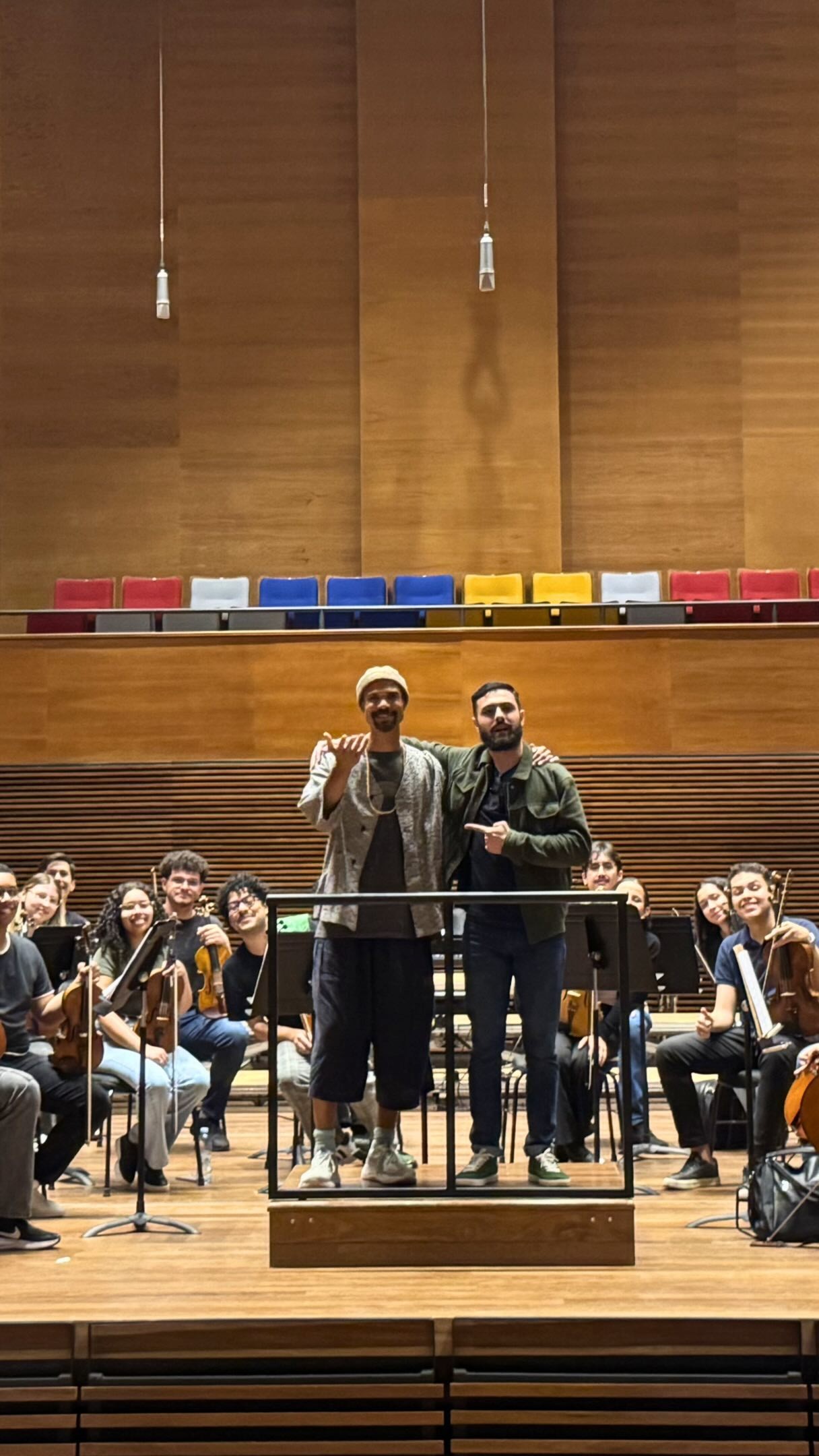 Pianista de Harry Styles toca com Orquestra Juvenil Heliópolis, visita a Pinacoteca e elogia músicas do metrô