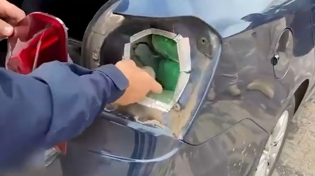 Mais de 70 kg de haxixe são apreendidos em rodovia na PB; Vídeo mostra droga escondida em farol de carro