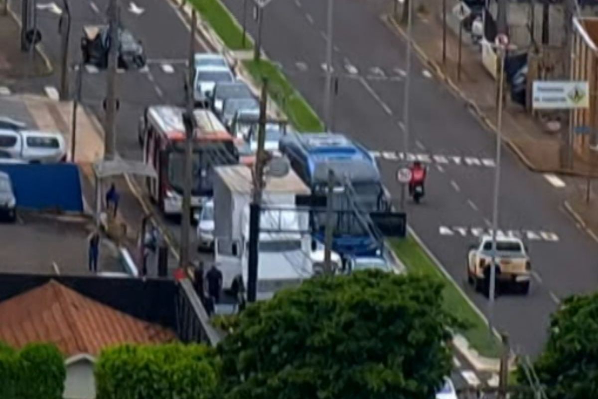Acidente envolvendo ônibus de viagem causa congestionamento em avenida de Campo Grande