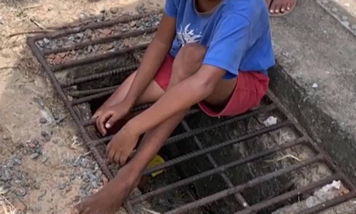 Menino é resgatado por bombeiros após ficar com perna presa em bueiro na Bahia