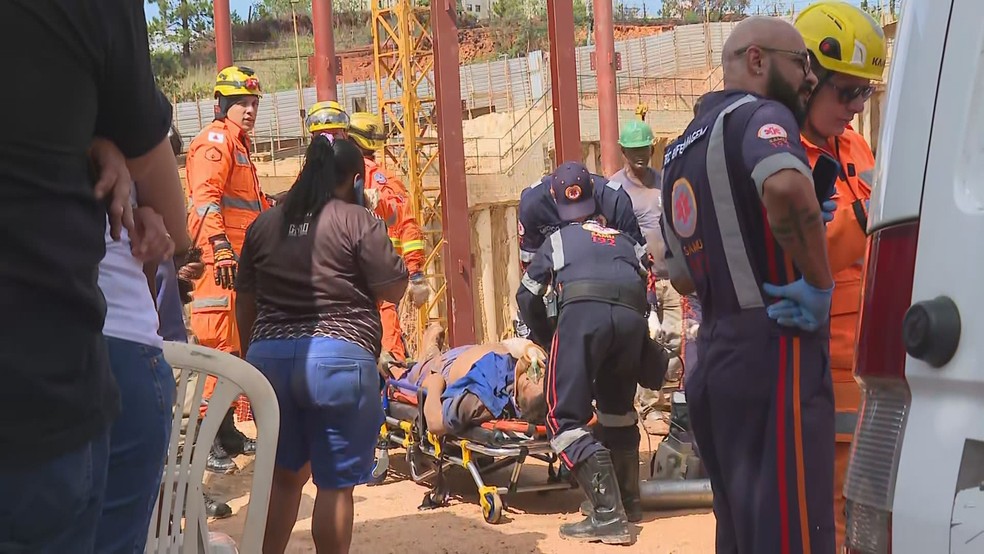 Trabalhador sendo resgatado pelo Corpo de Bombeiros. — Foto: Reprodução/TV Globo