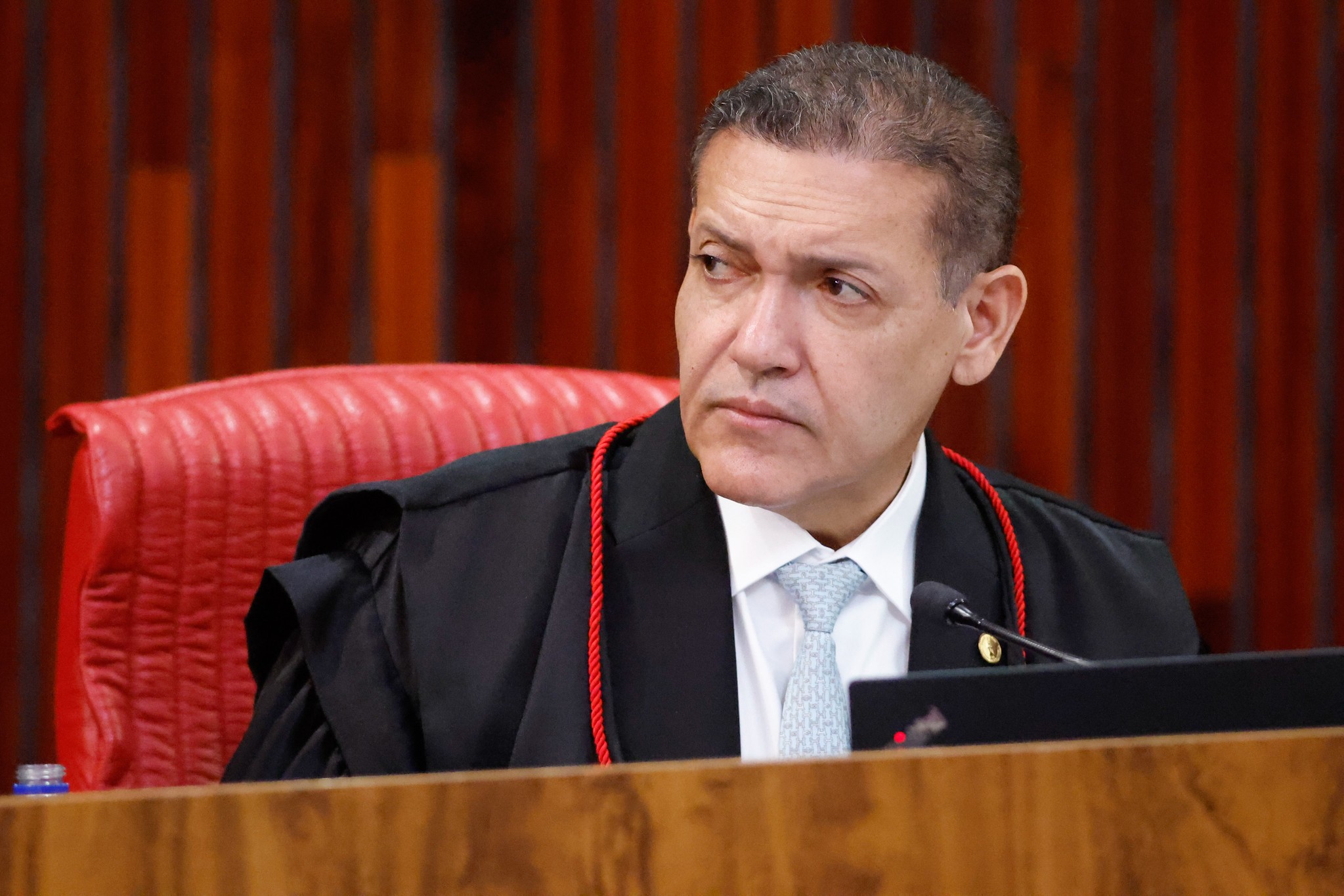 Presidente do TSE derruba 20 postagens contra Lula e proíbe que Flávio e aliados republiquem conteúdo