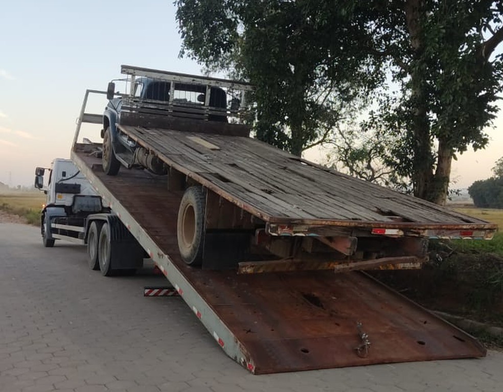 Caminhão foi levado ao pátio após abordagem em SC — Foto: PMRv/ Divulgação 
