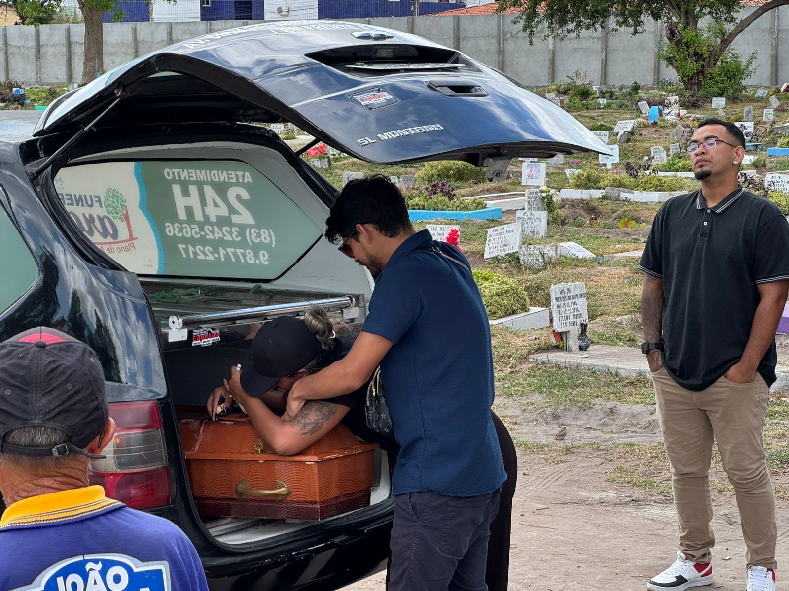 Corpo de menino de 11 anos morto pelo pai é enterrado, em João Pessoa