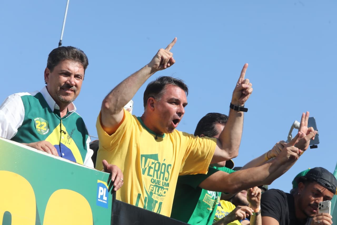 Flávio Bolsonaro desafia Lula para debate da Globo