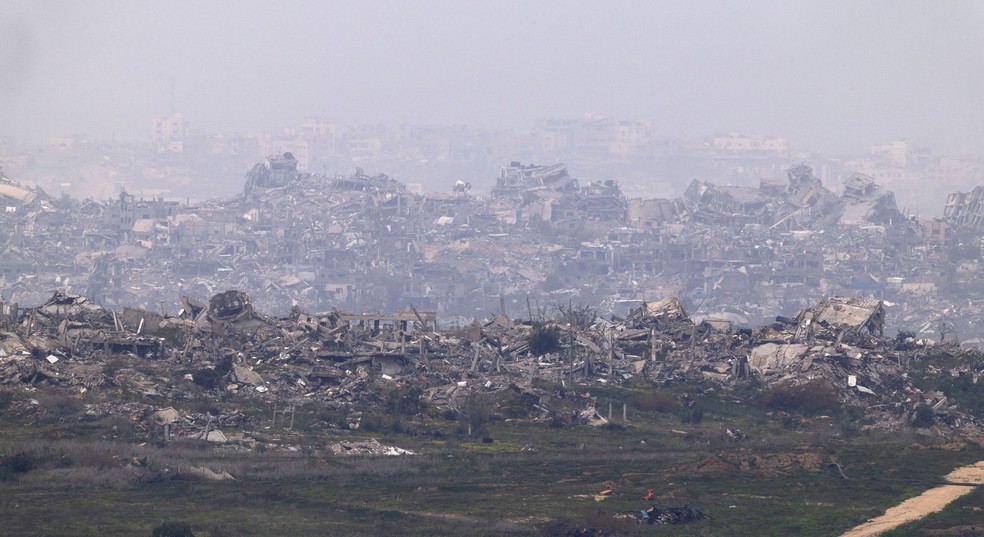 Prédios em ruínas em Gaza — Foto: REUTERS/Amir Cohen