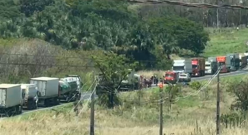 Acidente com três veículos causa congestionamento na MGC-497 em Uberlândia
