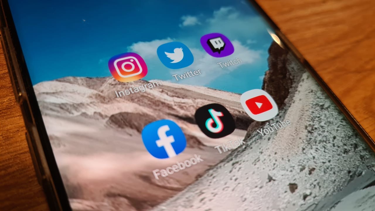 Como países regulam acesso de crianças e adolescentes a redes sociais