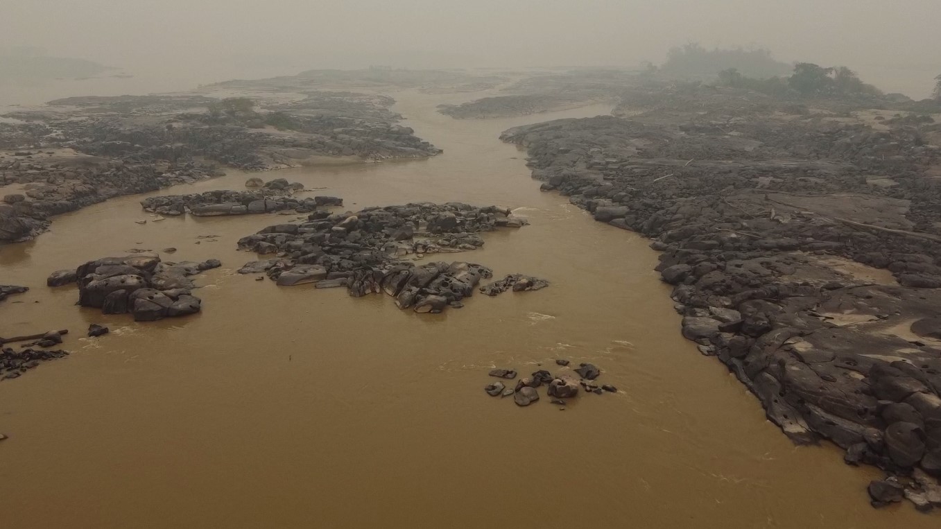 Rio Madeira bate mínima histórica; ribeirinhos agora caminham onde só era possível passar de barco