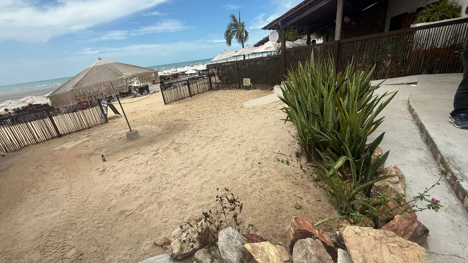 15 estabelecimentos são notificados por uso sem autorização de áreas públicas em Jericoacoara