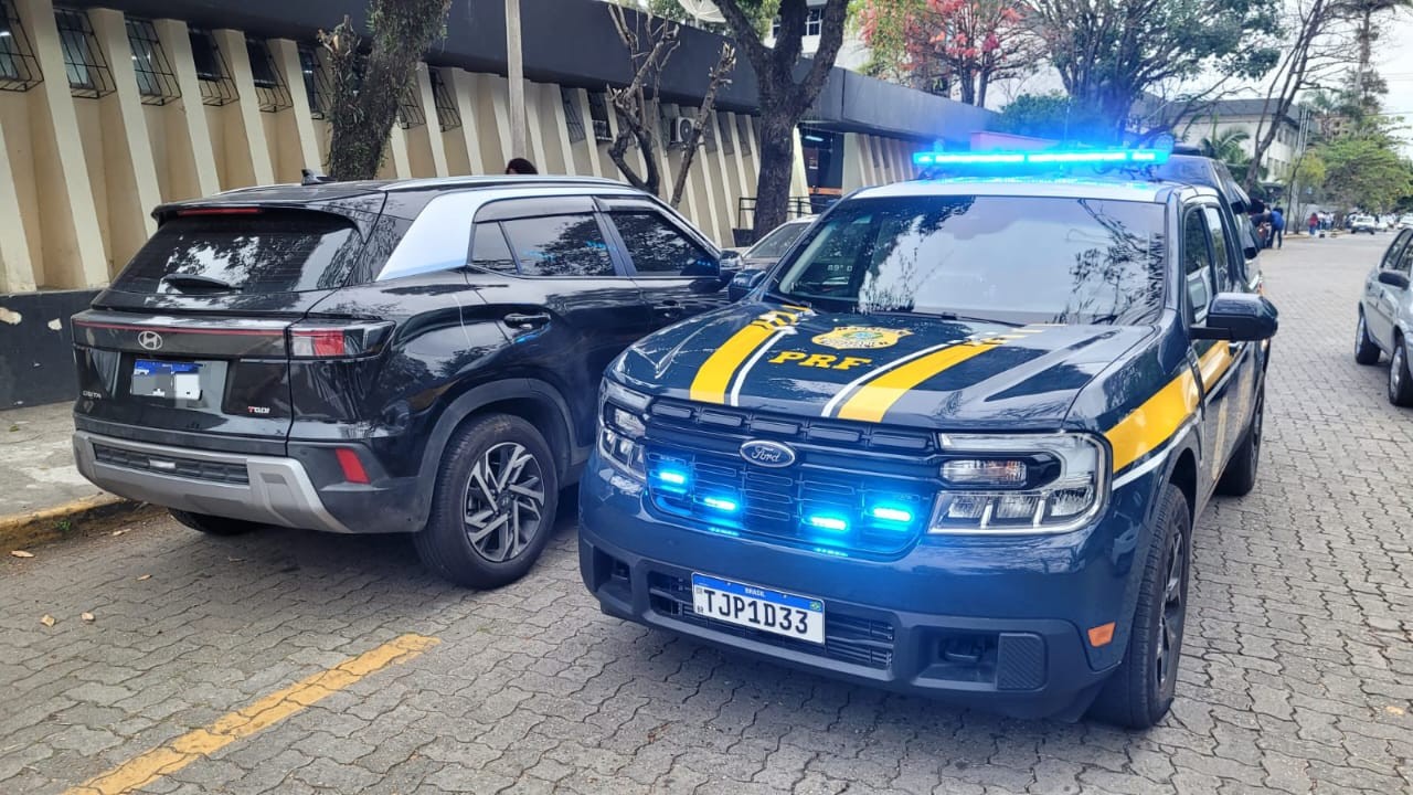 Homem é preso por suspeita de dirigir carro roubado e adulterado na Via Dutra, em Resende