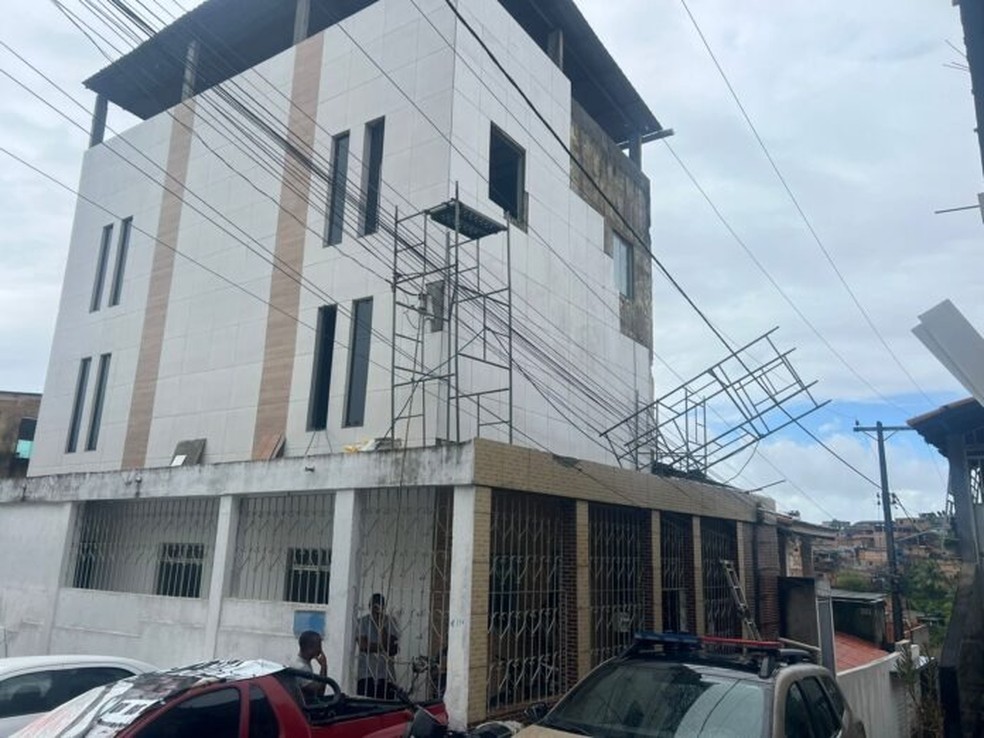Ajudante de pedreiro se desequilibrou de andaime e caiu em cima de fios de poste. — Foto: Reprodução/Redes Sociais