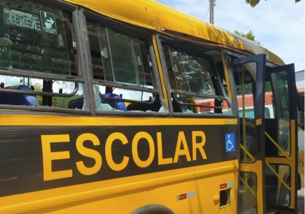 7 crianças ficaram feridas no PR após motorista de ônibus escolar bater em galhos de árvores ao desviar de caminhão com torras que invadiu pista contrária