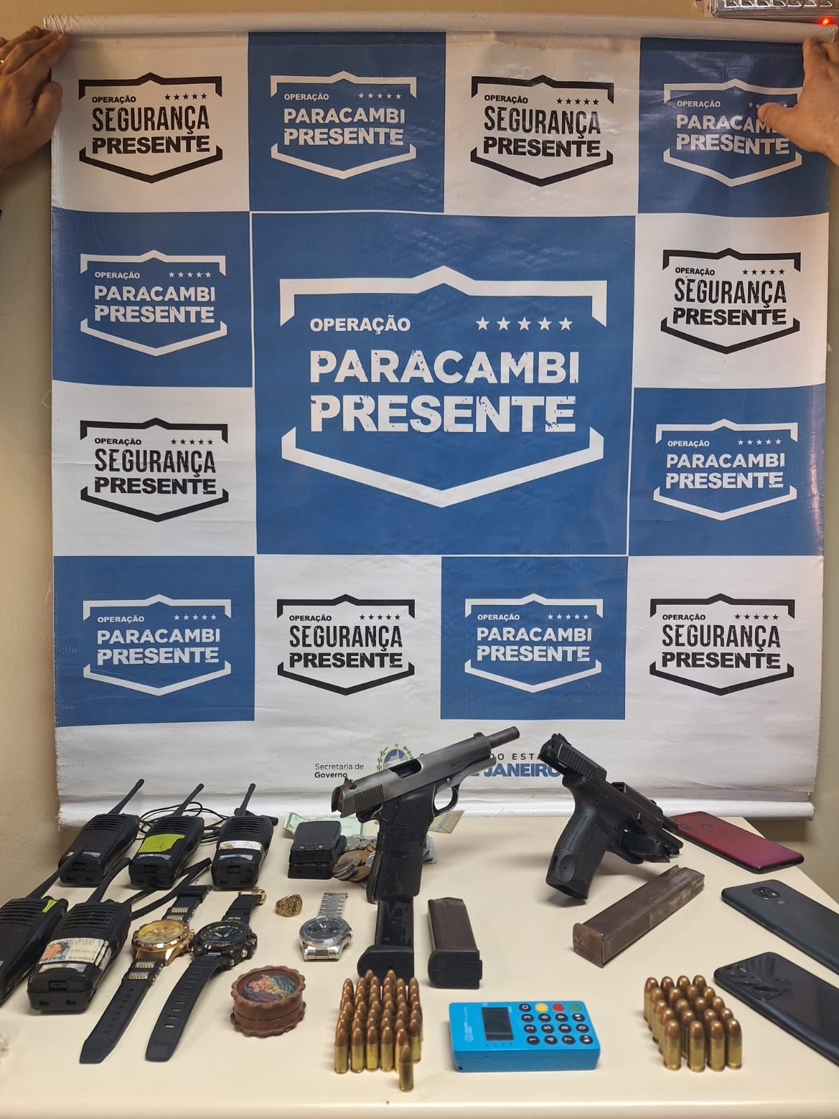Quatro homens suspeitos de envolvimento em quadrilha são presos com armas em Paracambi