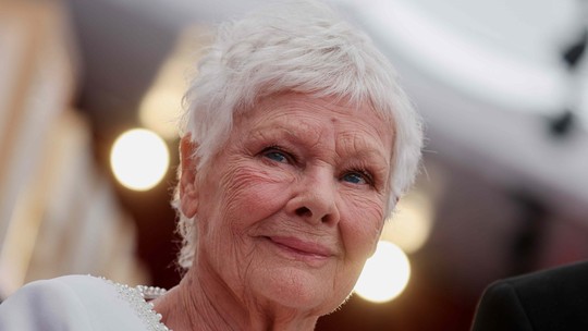 Judi Dench, aos 90, revela desafios visuais que afetam o reconhecimento de pessoas