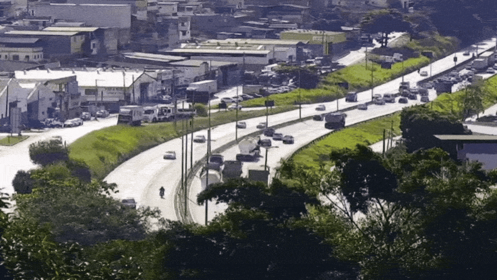 VÍDEO: caminhão causa acidente com vários veículos e interdita Anel Rodoviário de BH