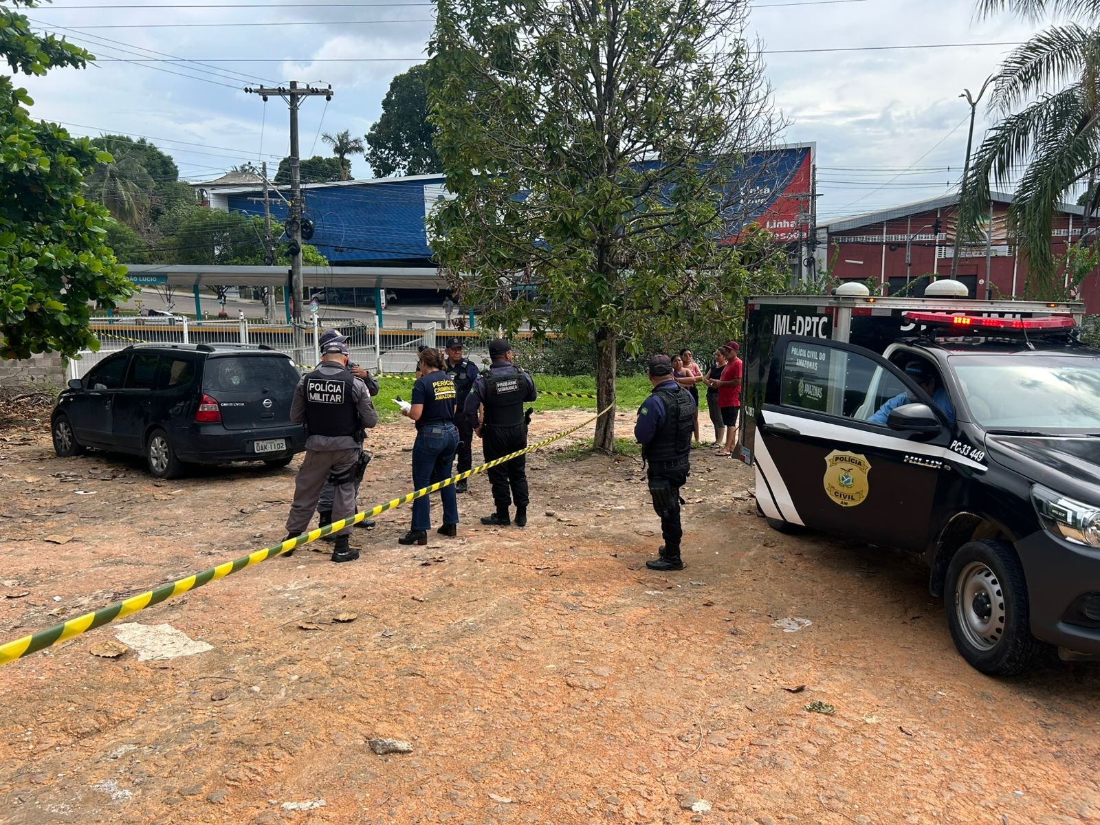 Médico é encontrado morto dentro de carro em estacionamento de hospital em Manaus