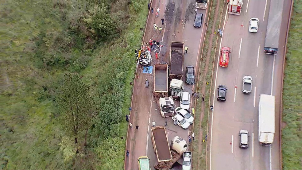 Acidente envolvendo 11 veículos aconteceu na Serra de Igarapé — Foto: TV Globo