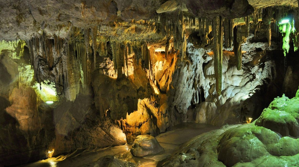 Pedras que brilham no escuro revelam segredos escondidos da Terra