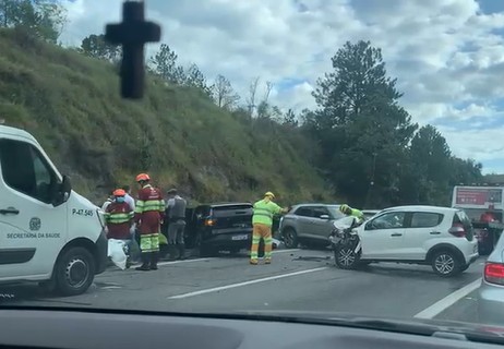 Engavetamento interdita Castelinho em Sorocaba