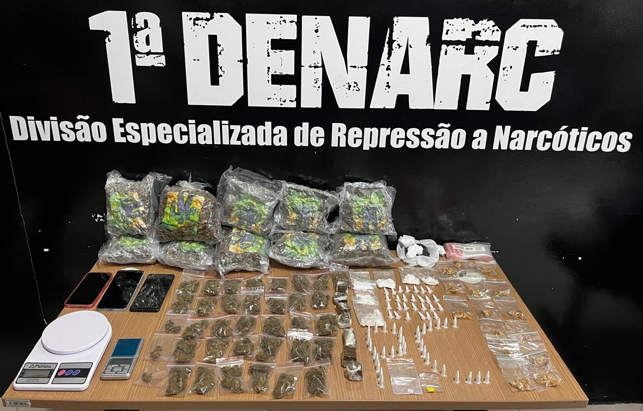 Homem e mulher são presos por suspeita de armazenar e fazer delivery de drogas